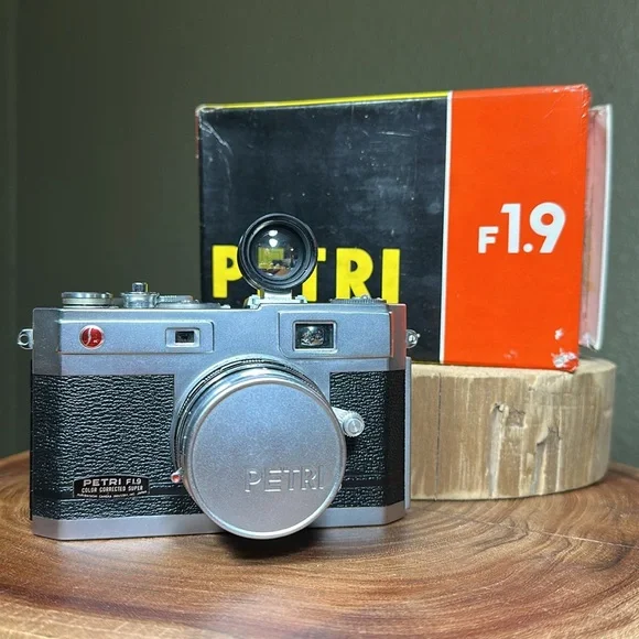 PETRI 1.9 Color Corrected Super Camera w/ Aux Lens Set & Original Case - Working - Picture 2 of 16